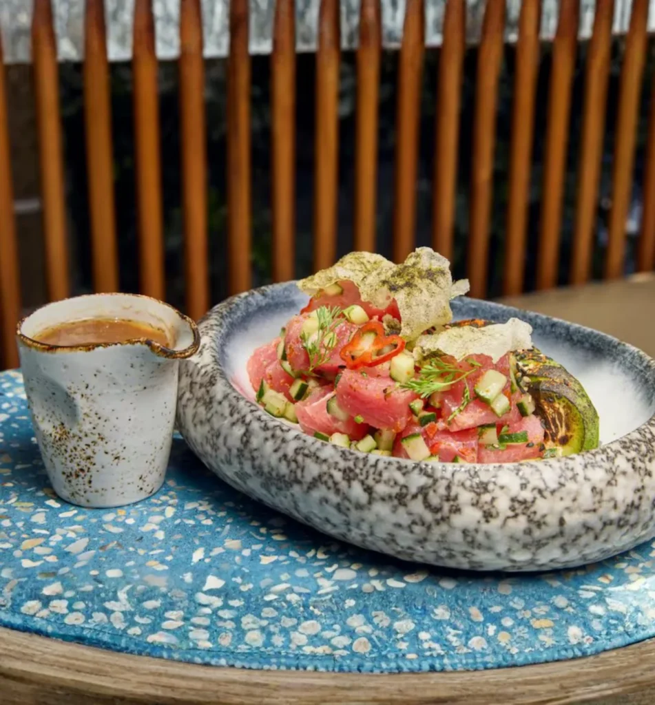 Cebiche nikkei de atún fresco con pepino, aguacate a la parrilla y chip de alga en Pescados Capitales